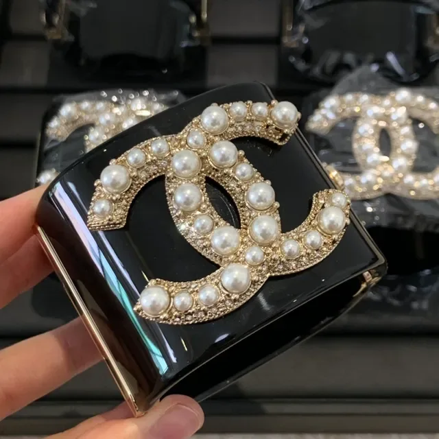 Chanel Black Gold Glossy Lacquer Pearl-Embellished CC Logo Envelope Clutch 3