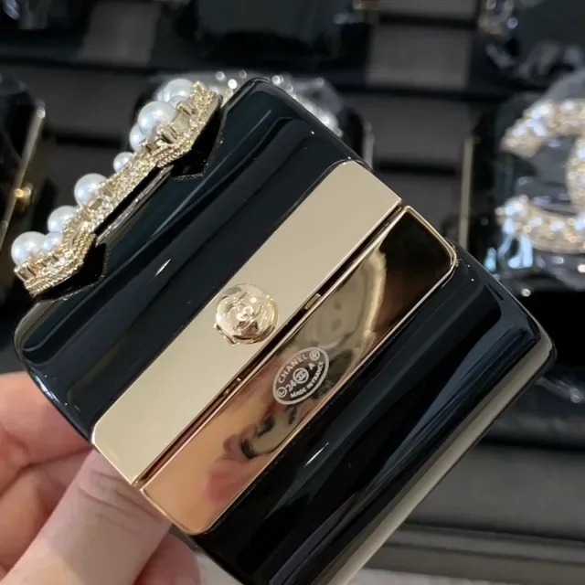 Chanel Black Gold Glossy Lacquer Pearl-Embellished CC Logo Envelope Clutch 7