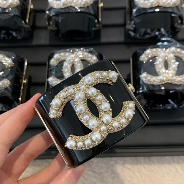 Chanel Black Gold Glossy Lacquer Pearl-Embellished CC Logo Envelope Clutch 8