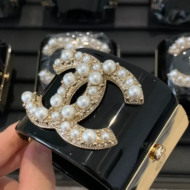 Chanel Black Gold Glossy Lacquer Pearl-Embellished CC Logo Envelope Clutch 9