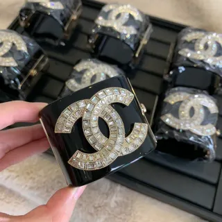 Chanel काला सोना कठोर कफ चमकदार लैकर कलाई