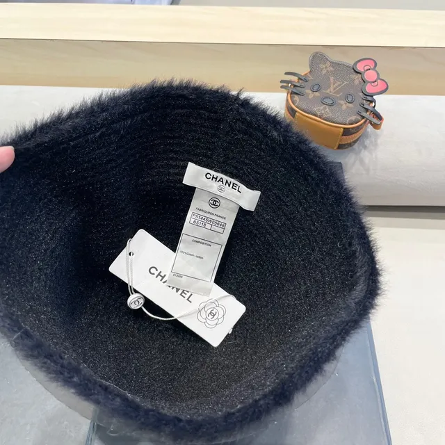 Chanel Boné Preto Tricotado com Borda de Pele 2
