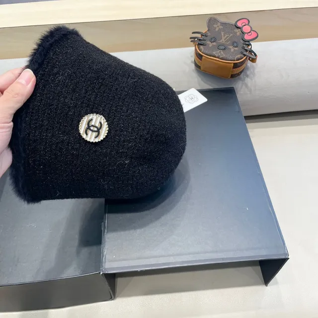 Chanel Boné Preto Tricotado com Borda de Pele 3