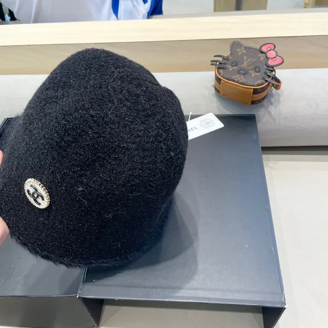 Chanel Boné Preto Tricotado com Borda de Pele 4