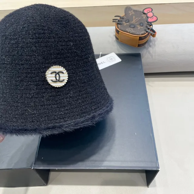 Chanel Boné Preto Tricotado com Borda de Pele 5