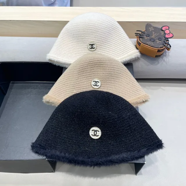 Chanel Boné Preto Tricotado com Borda de Pele 6