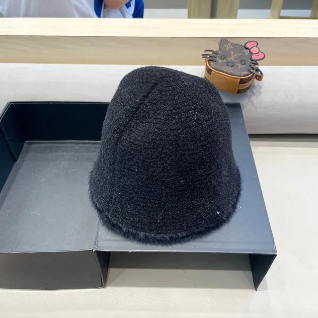 Chanel Boné Preto Tricotado com Borda de Pele 7