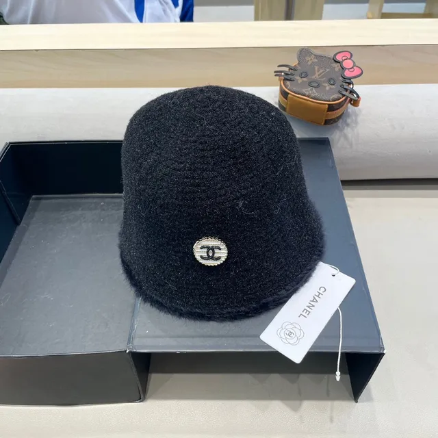 Chanel Boné Preto Tricotado com Borda de Pele 8