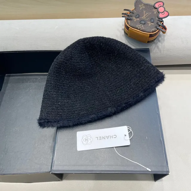 Chanel Boné Preto Tricotado com Borda de Pele 9