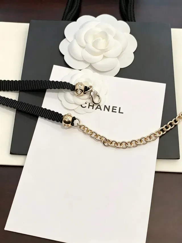 Chanel Collier Camélia Noir Blanc Motif Résine Pendentif 2