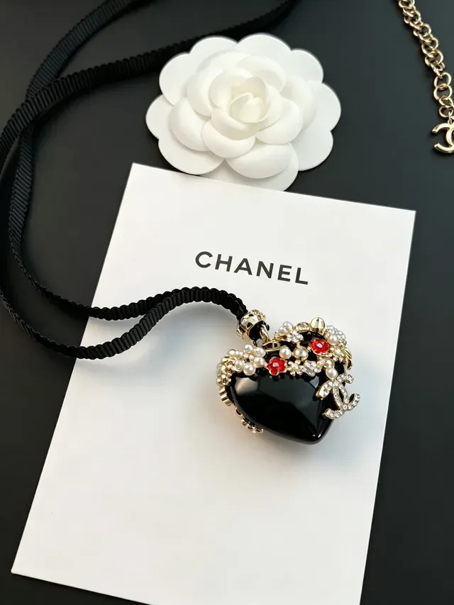 Chanel Collier Camélia Noir Blanc Motif Résine Pendentif 3
