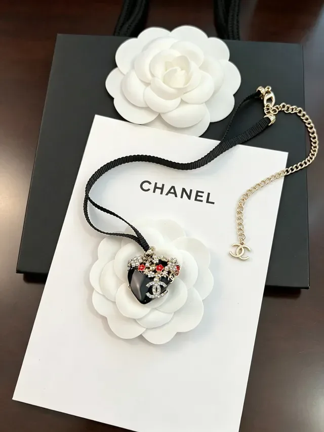 Chanel Collier Camélia Noir Blanc Motif Résine Pendentif 4