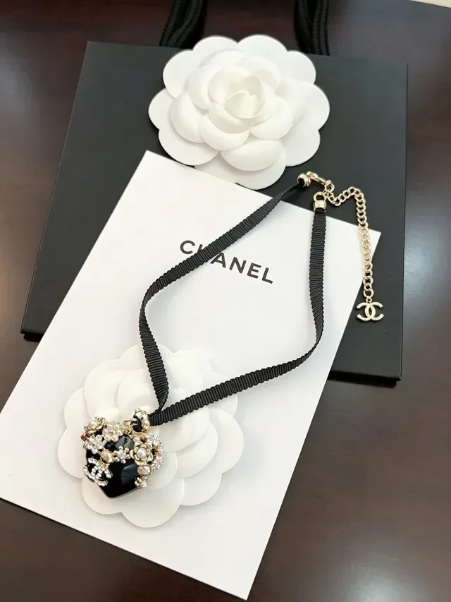 Chanel Collier Camélia Noir Blanc Motif Résine Pendentif 5