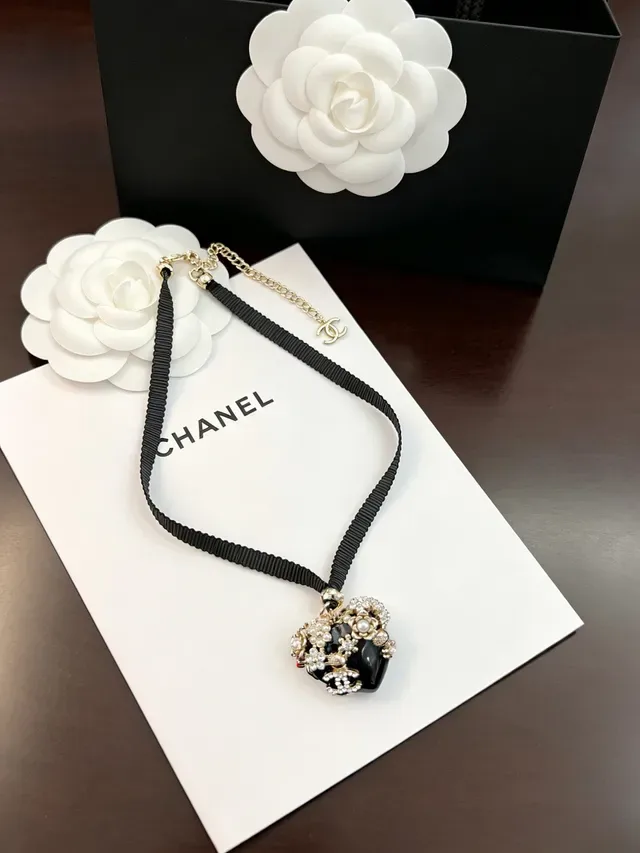 Chanel Collier Camélia Noir Blanc Motif Résine Pendentif 6