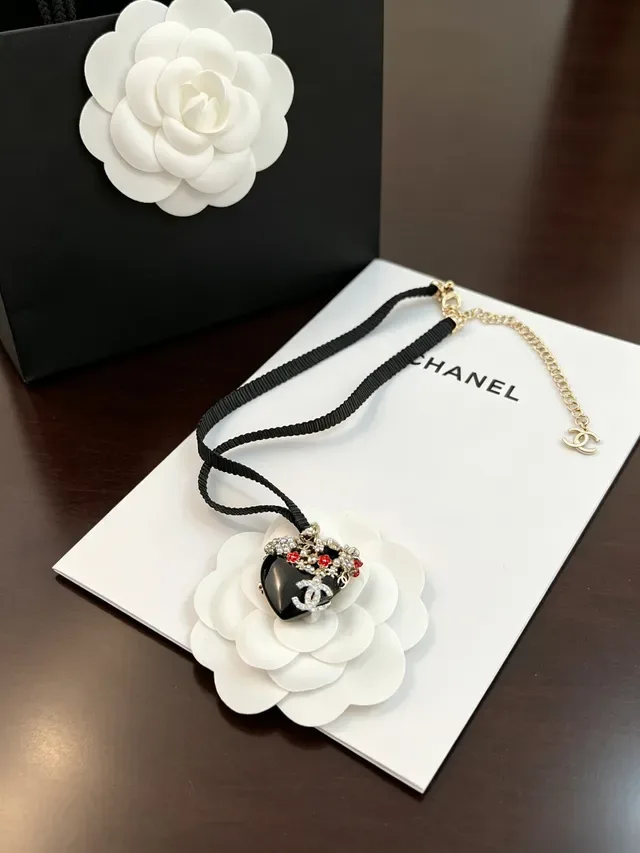 Chanel Collier Camélia Noir Blanc Motif Résine Pendentif 7