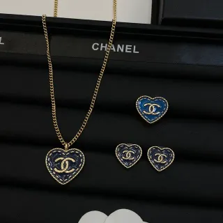 Chanel蓝金心形搪瓷项链