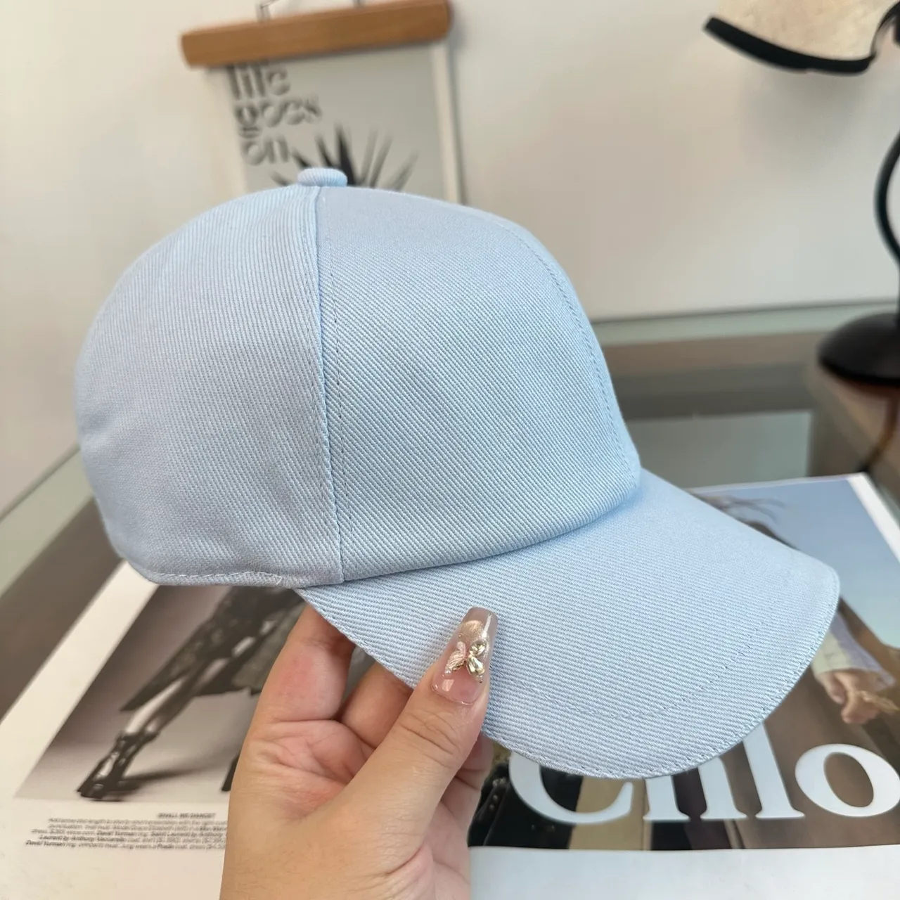 Chanel Casquette de baseball bleue à six panneaux de construction brodée monogram 8