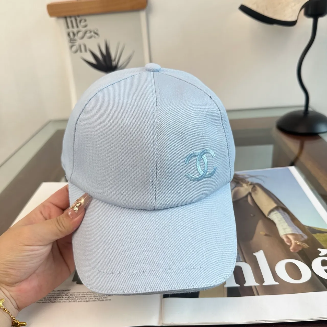 Chanel Casquette de baseball bleue à six panneaux de construction brodée monogram 5