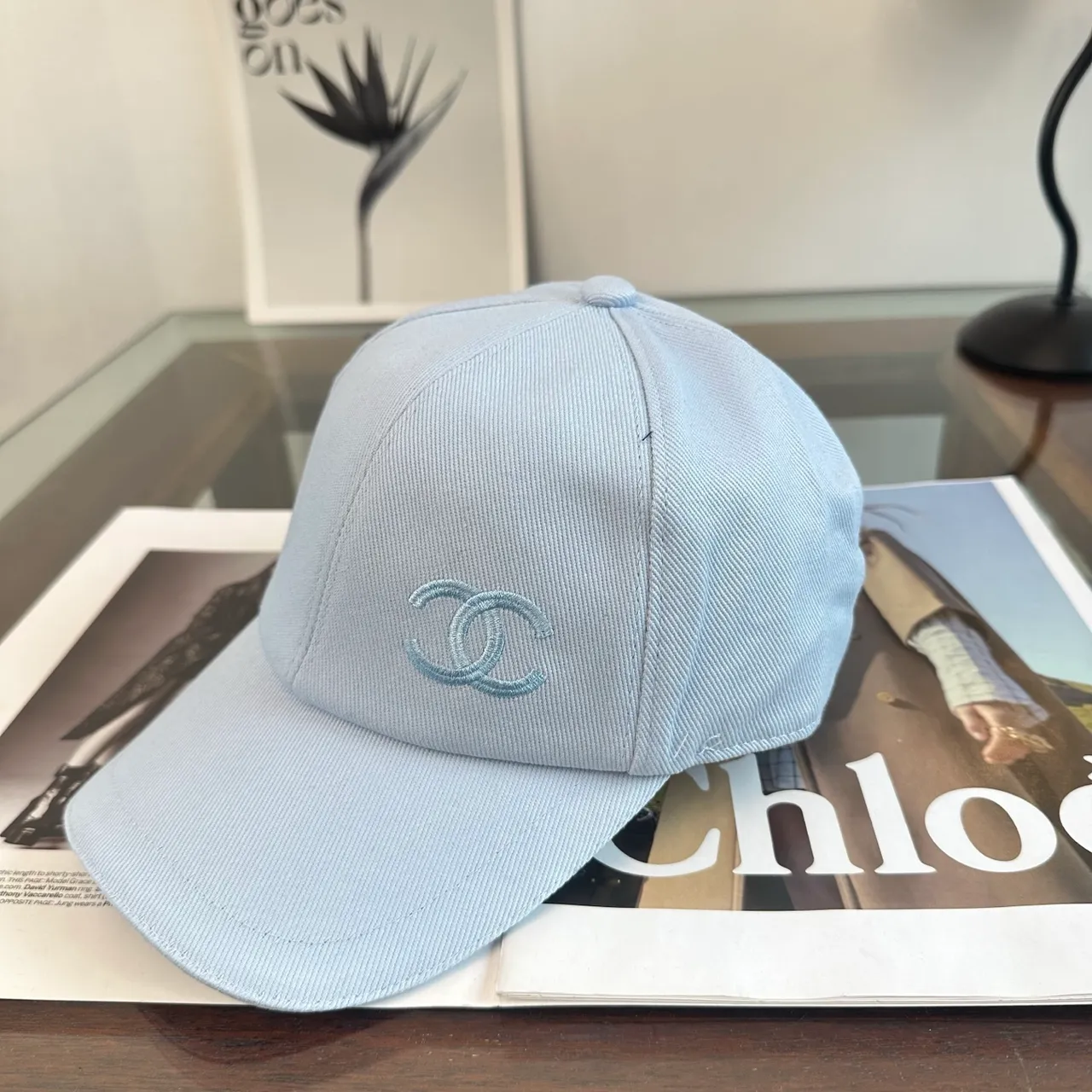 Chanel Casquette de baseball bleue à six panneaux de construction brodée monogram 9