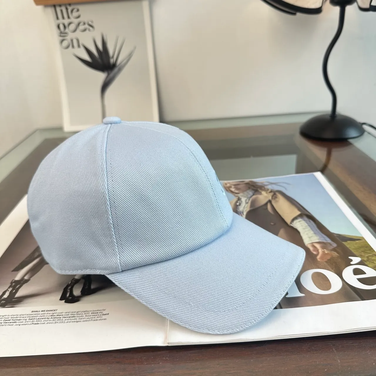 Chanel Casquette de baseball bleue à six panneaux de construction brodée monogram 6