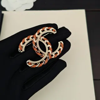 Chanel Marrón Plateado Interlocking CC Logo Chain-Link Construction Broche