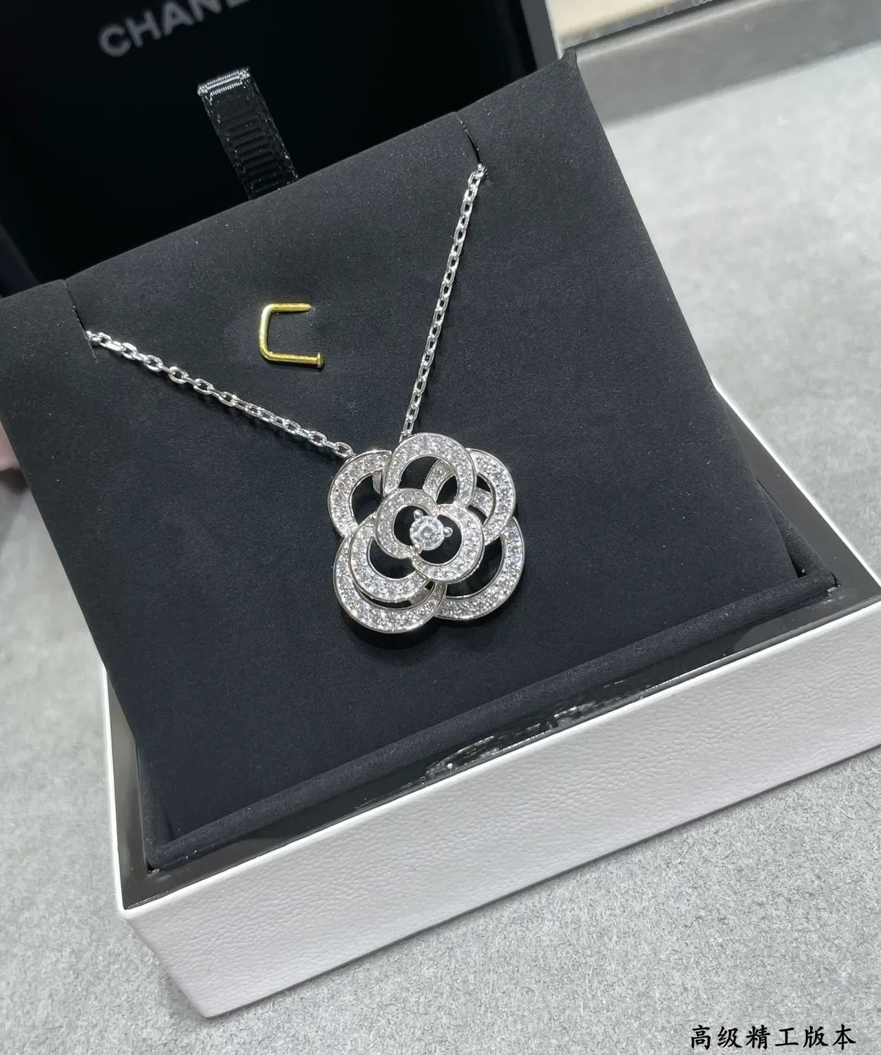 Collier pendentif fleur Camélia Chanel Pavé 3