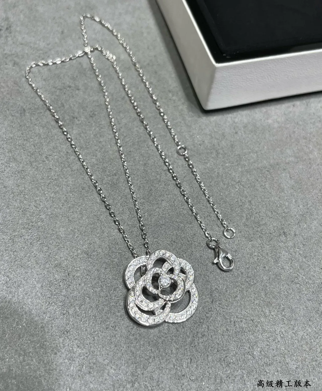 Collier pendentif fleur Camélia Chanel Pavé 5