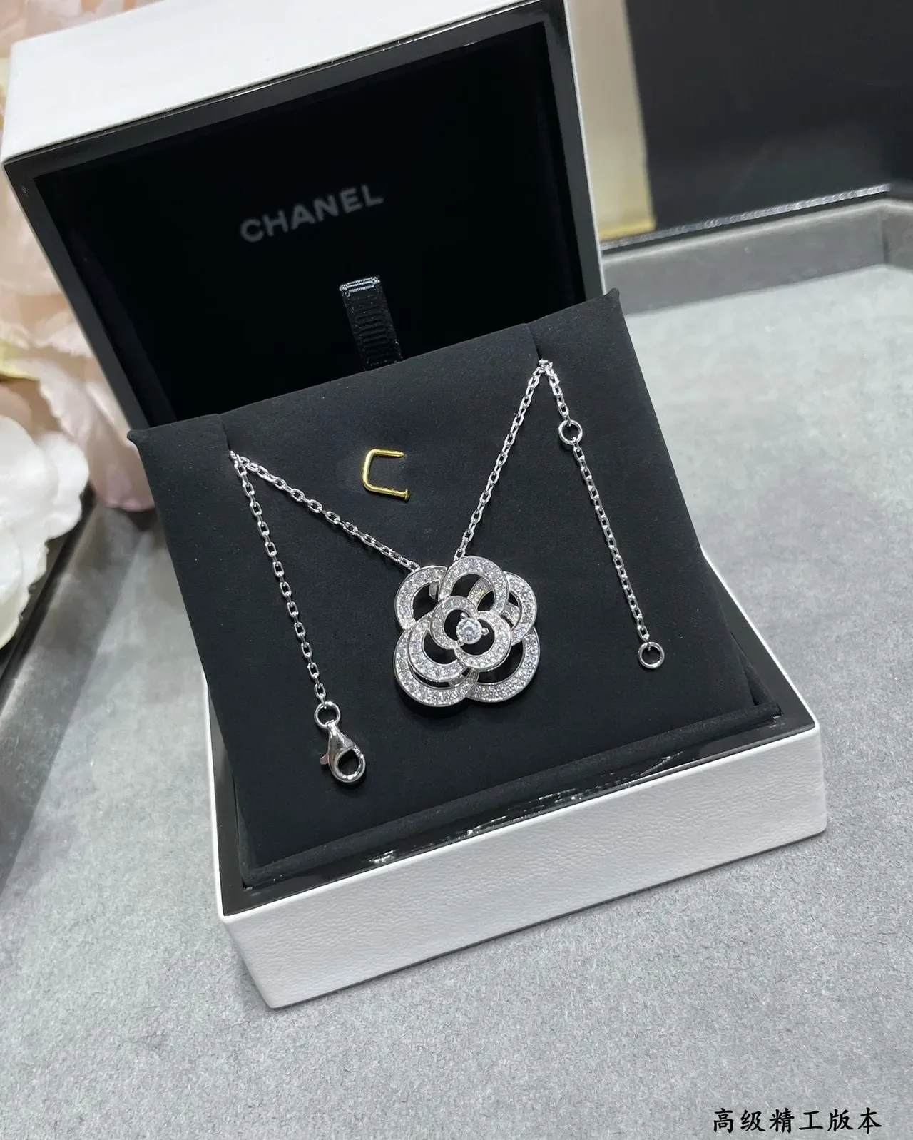 Collier pendentif fleur Camélia Chanel Pavé 7
