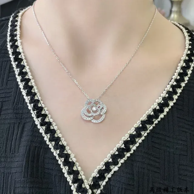 Collier pendentif fleur Camélia Chanel Pavé 8