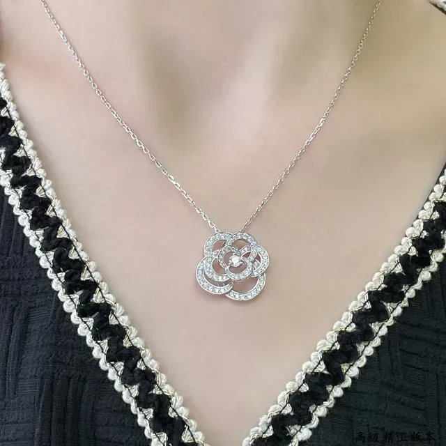 Collier pendentif fleur Camélia Chanel Pavé 9