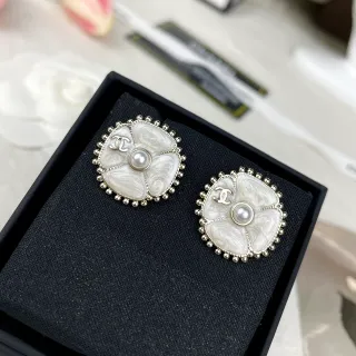 Chanel Camellia सफेद चांदी फूल नक्काशी मोती केंद्रित कान की अंगूठी