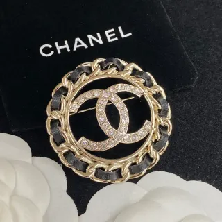 Chanel CC broche dorada negra circular con cristales