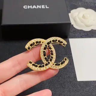 Chanel CC ब्रोच सोने के रंग का काला एनामेल मोती किनारे वाला ब्रोच