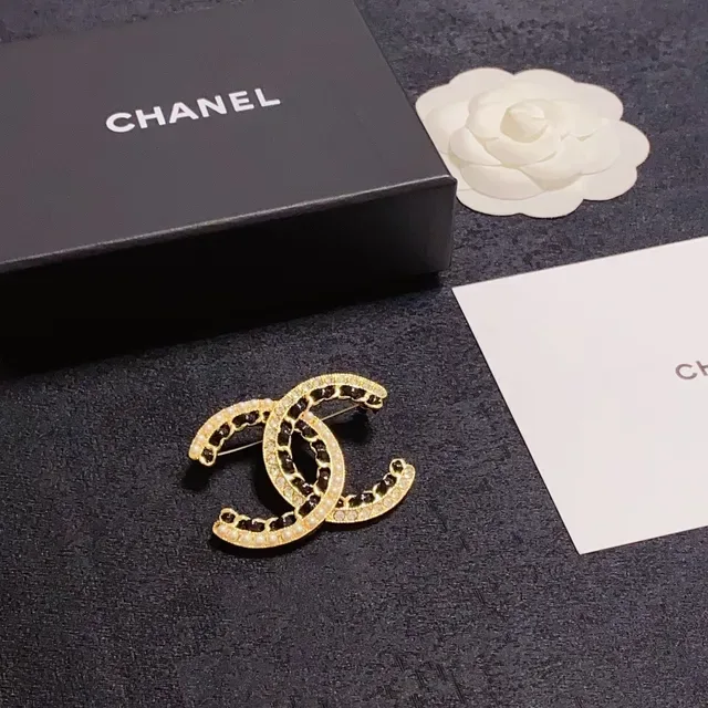Broche Chanel CC Doré Noir Émaillé à Bord de Perles 2