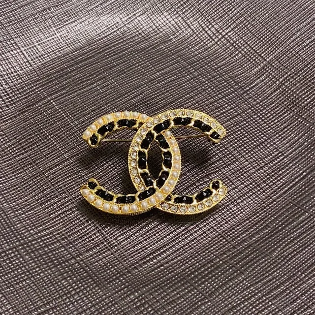 Broche Chanel CC Doré Noir Émaillé à Bord de Perles 3