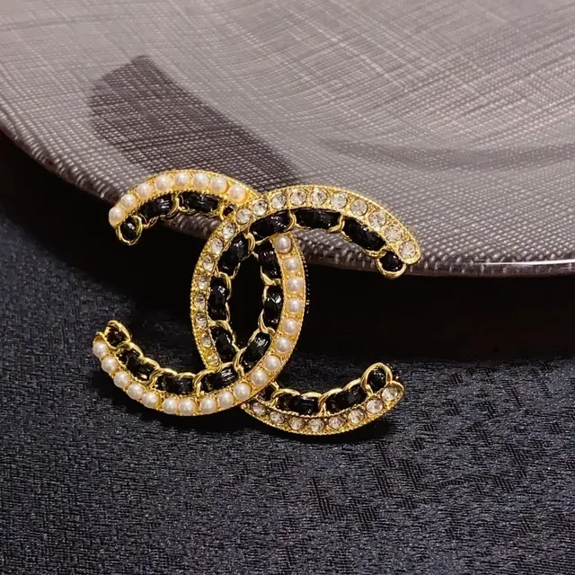 Broche Chanel CC Doré Noir Émaillé à Bord de Perles 4