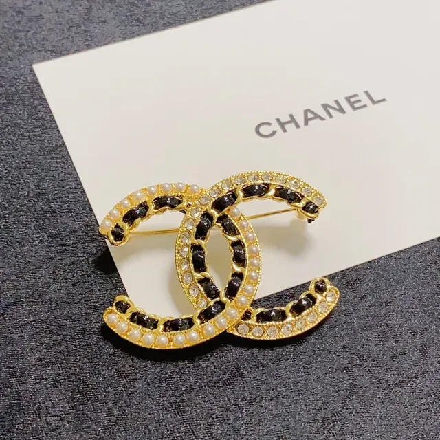 Broche Chanel CC Doré Noir Émaillé à Bord de Perles 5