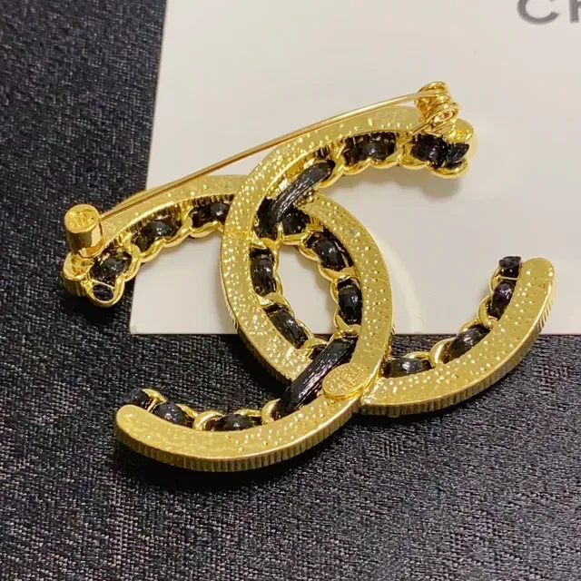 Broche Chanel CC Doré Noir Émaillé à Bord de Perles 6