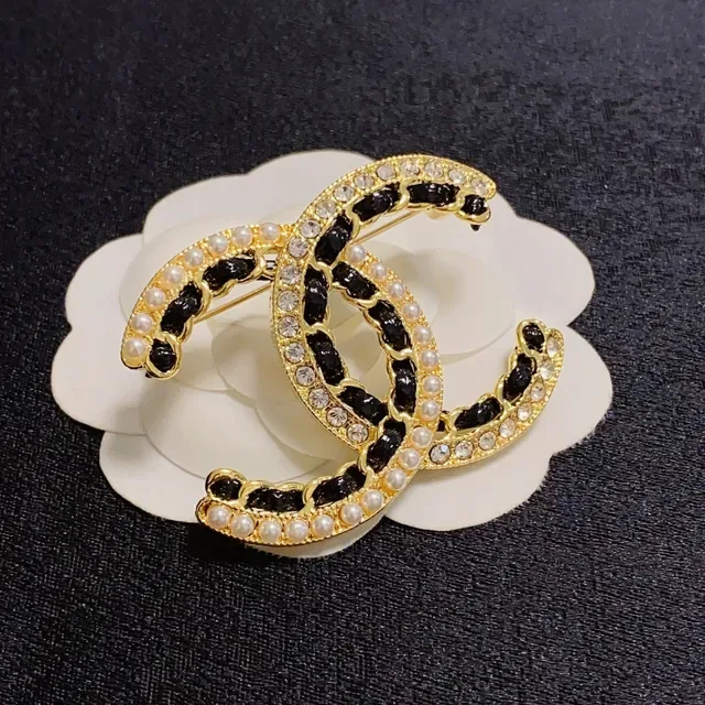 Broche Chanel CC Doré Noir Émaillé à Bord de Perles 7