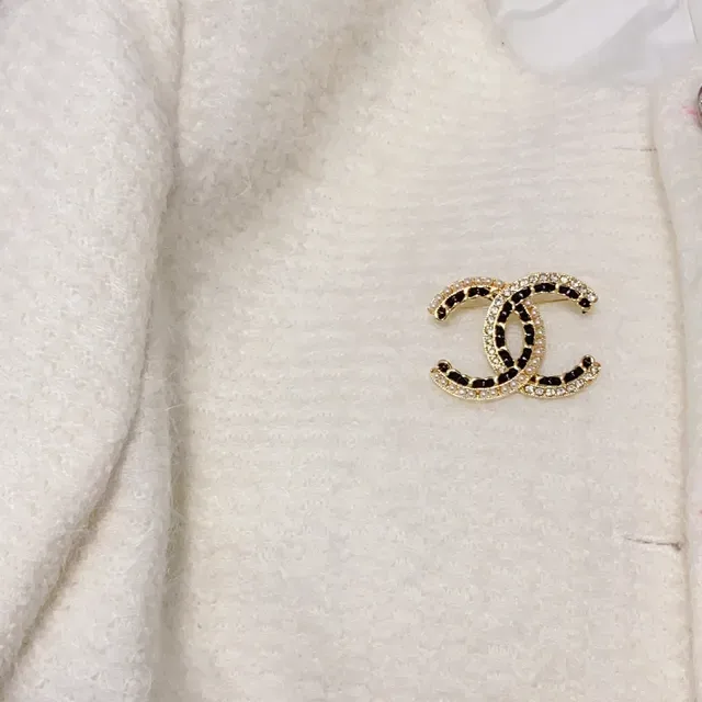 Broche Chanel CC Doré Noir Émaillé à Bord de Perles 8