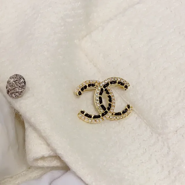 Broche Chanel CC Doré Noir Émaillé à Bord de Perles 9