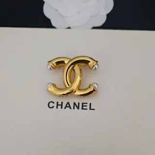 Chanel CC Brooch 金白色 Interlocking Motif 金属 Brooch