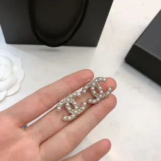 Chanel CC Broche Perla y Cristal Dorado Broche