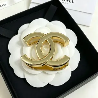 Chanel CC Camellia सुनहरा सफेद इंटरलॉकिंग लोगो बेस ब्रोच