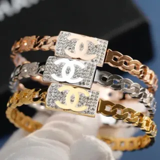 Chanel CC Logo Bracelet सोने चांदी कर्ब लिंक चेन आयताकार क्रिस्टल एन्क्रस्टेड प्लेक ब्रेसलेट