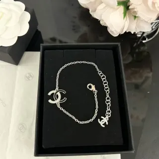 Chanel CC Logo سوار فضي Pave Crystal Dual Charm