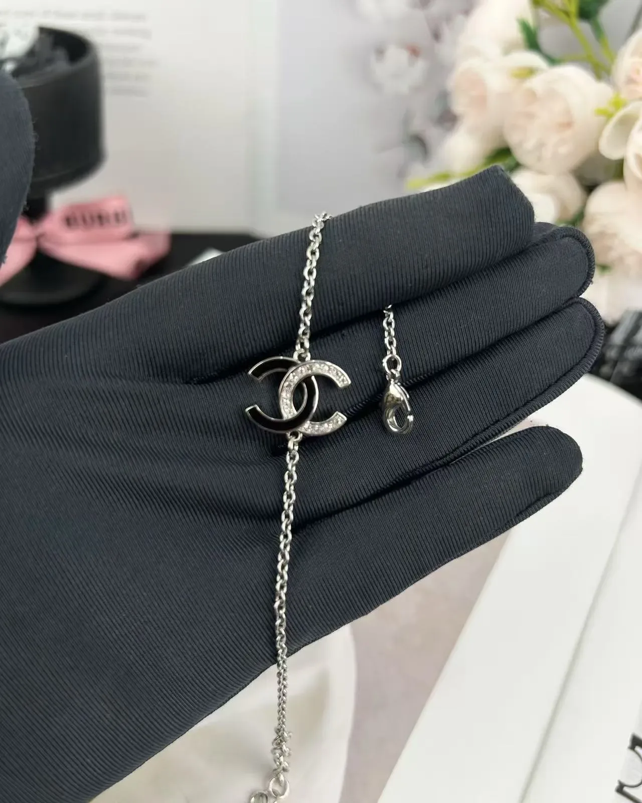 Chanel CC Logo سوار فضي Pave Crystal Dual Charm 3