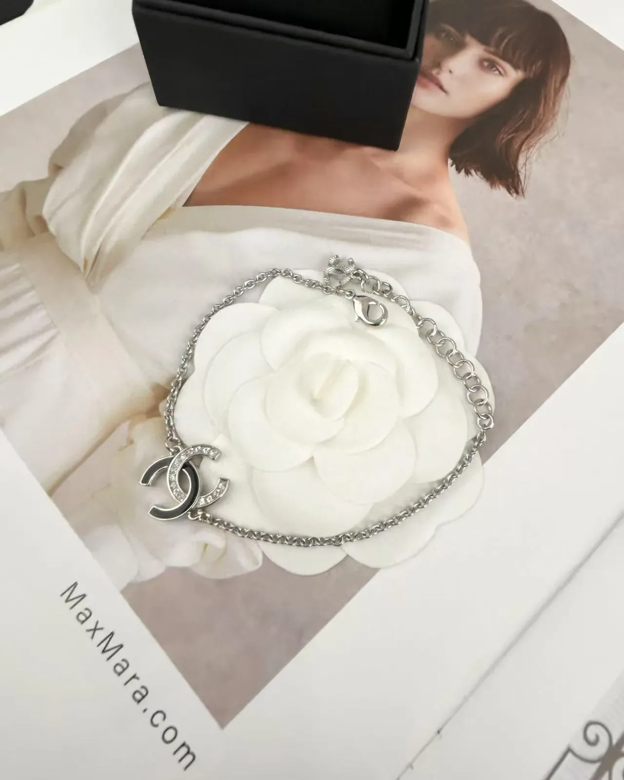Chanel CC Logo سوار فضي Pave Crystal Dual Charm 4
