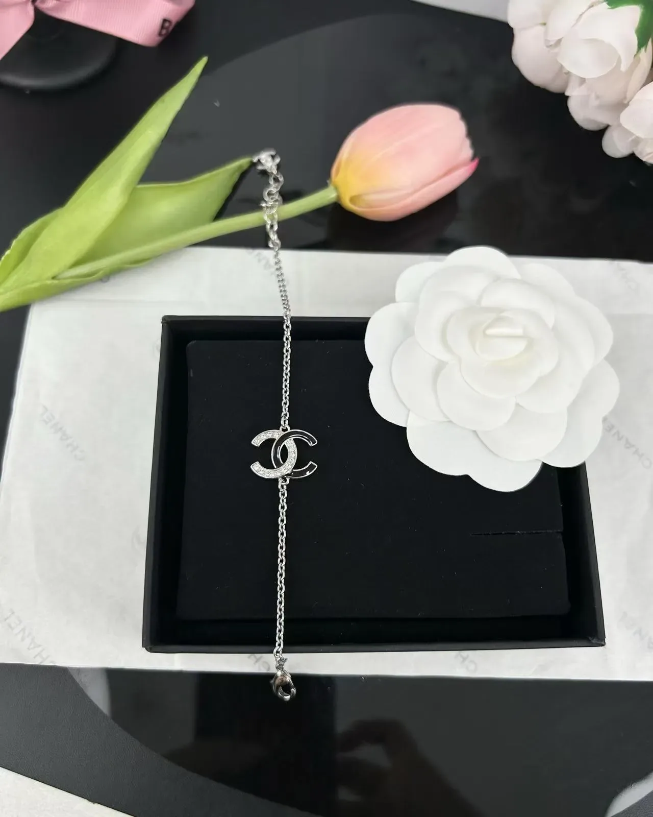 Chanel CC Logo سوار فضي Pave Crystal Dual Charm 5