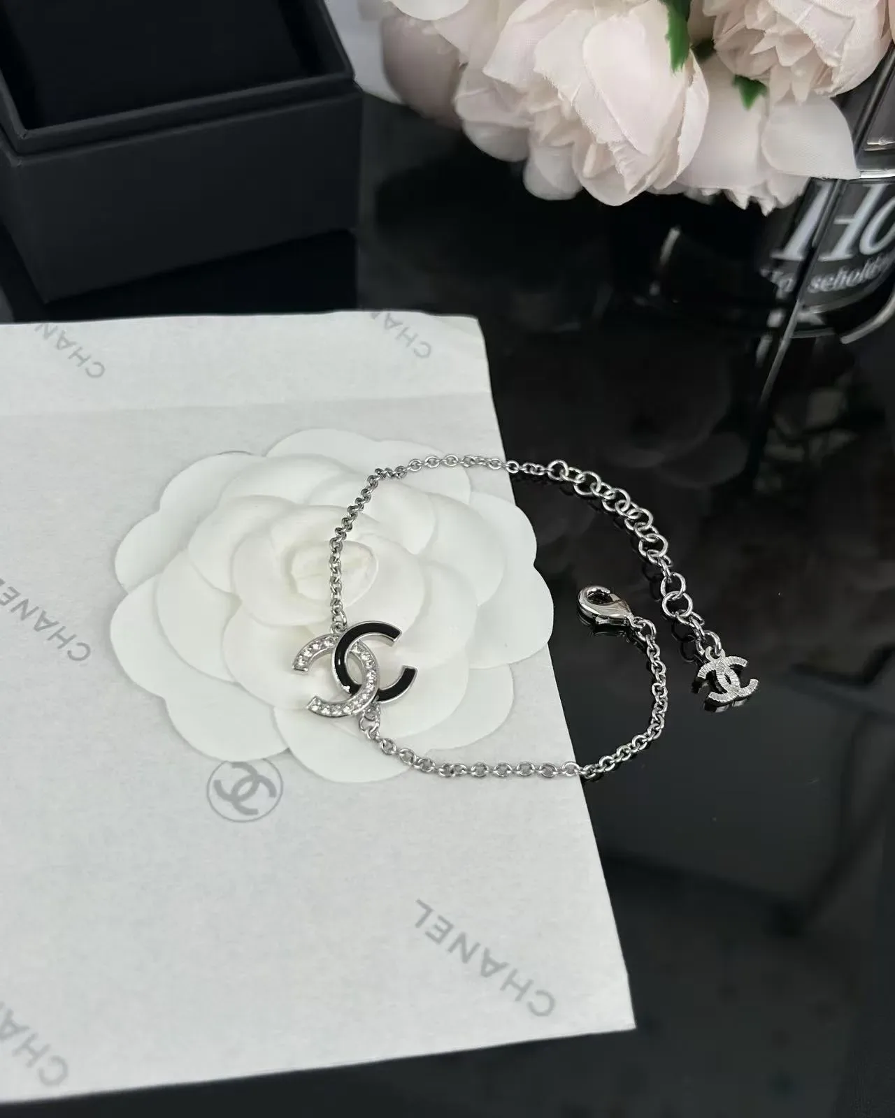 Chanel CC Logo سوار فضي Pave Crystal Dual Charm 6